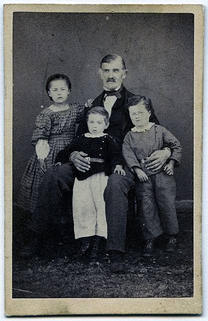 Daniel-Henri Farron avec ses petits-enfants : Nadine Guerne (1860-1947), Jules Geiser (1863-1940), Auguste Guerne (1862-1939), en 1867