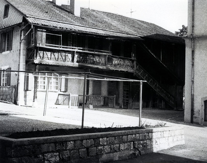 Ferme familiale de Daniel Farron, jeune, construite ou transformée en 1823, située derrière l'Hôtel des Deux-Clefs. Devenue ensuite propriété Jaccard. Façade sud avec grande fenêtre ogivale dont la clef de voûte comporte l'inscription gravée D. F. 1823